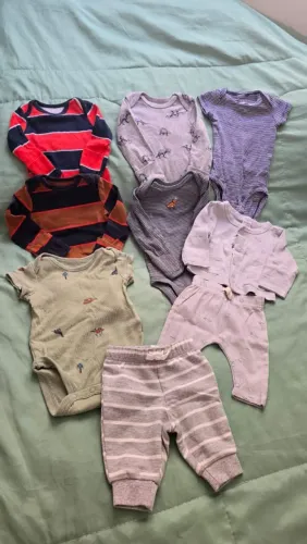 Roupas bebê 0 a 3 meses 26 unidades de diversas marcas, sendo 09 peças importada (Casters)