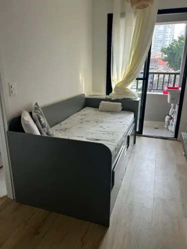 Móvel Bicama com mesa e prateleiras.