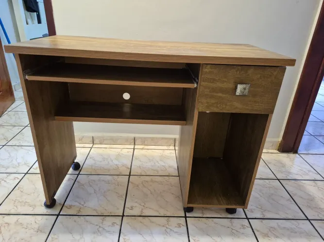 Mesa de madeira refinada para computador