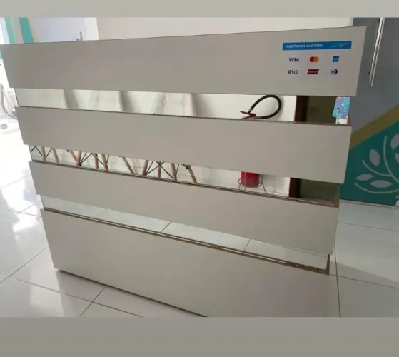 BALCÃO BRANCO ESPELHADO