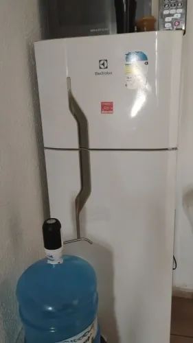 Vende se geladeira só está precisando colocar o gás $200 meu zap *09 