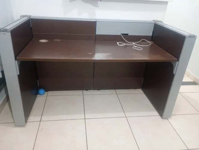 Mesa escritório, mesa para trabalho,mesa top com tomadas embutidas acabamento em alumínio