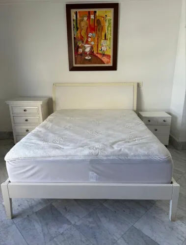 móveis em madeira maciça laqueada