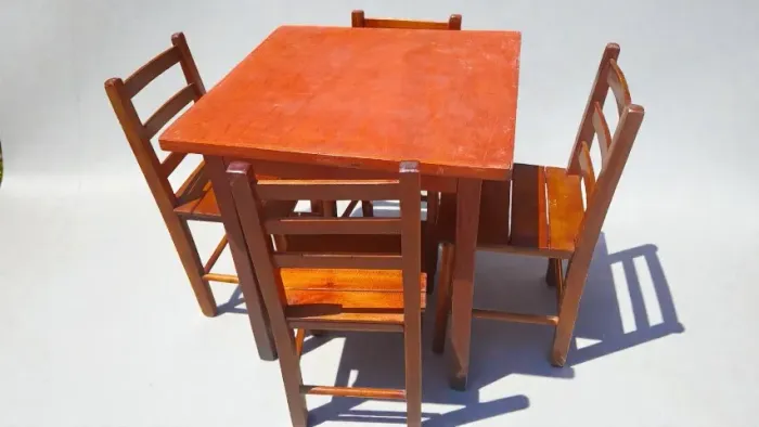 Mesa de eucalipto quadrada, mogno, em bom estado.
