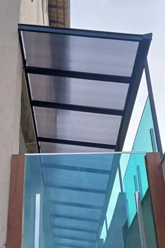 Pergolado em policarbonato estrutura metálica sobre medidas