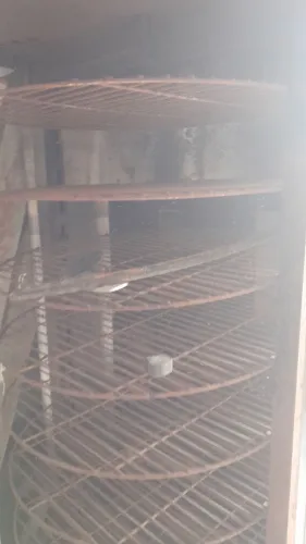 Vende se maquina de frango assado usada 1 vidro quebrado  600 reais