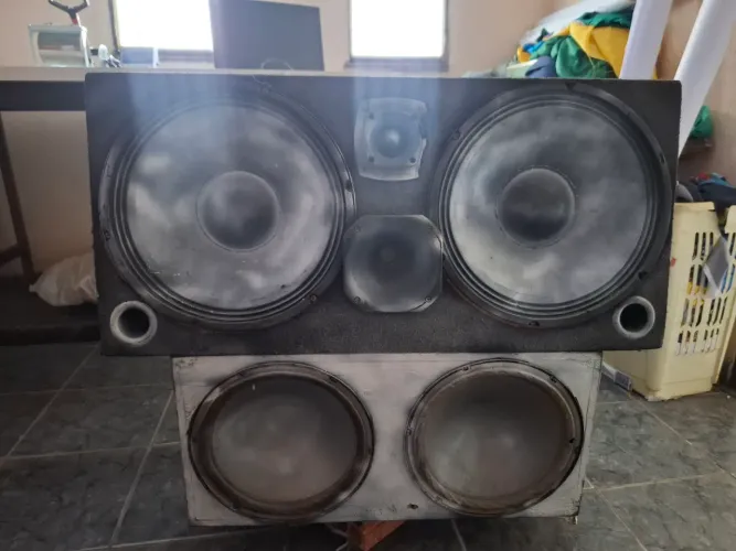 Caixa de som 2 auto falante de 15.mais dois 10 2 forças quebrar galho tudo focinando 