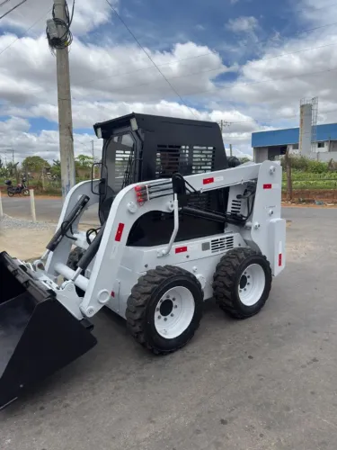 MINI CARREGADEIRA SEMINIOVA 830