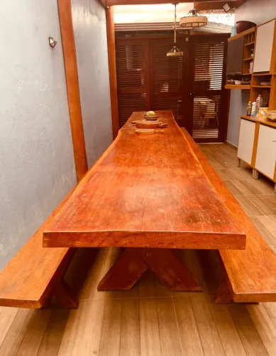 Vendo mesa em madeira prancha