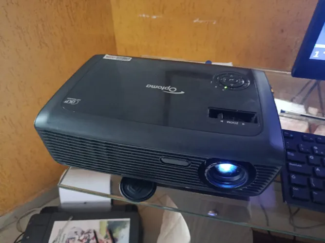 Projetor Optoma DLP - Funciona Perfeitamente (Pequena Mancha na Imagem)