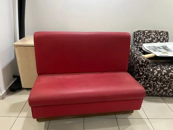 Sofá de couro vermelho dois luagres
