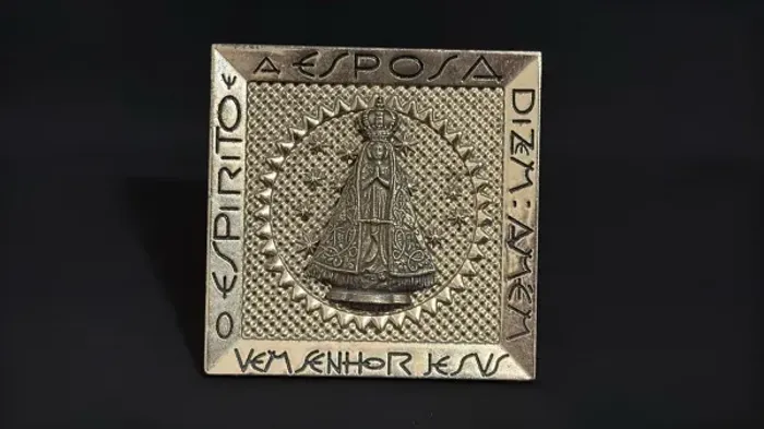 NOSSA SENHORA APARECIDA EM METAL DOURADO PARA MESA
