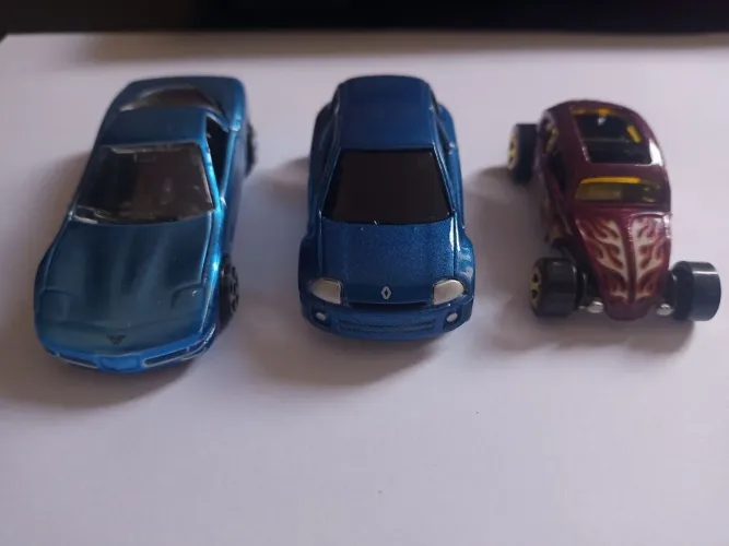 3 carrinhos estilo Hotwheels 