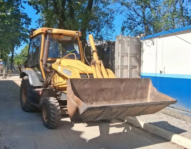 Retroescavadeira Randon RK-406B com Rompedor Hidraulico Hammer BR825