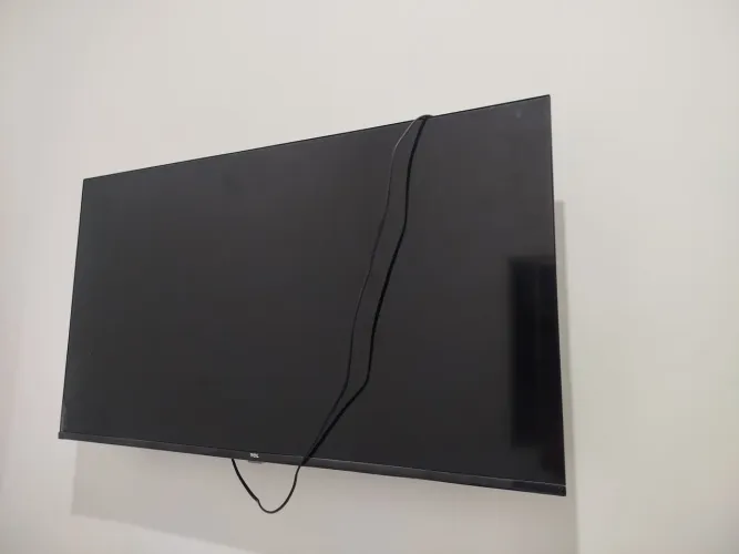 Vendo uma tv TCL com avaria na tela novinha com 7 mês de uso