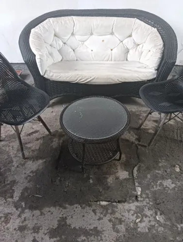 Sofá de ratan ótimo para piscinas área externa acompanha a mesa de jatan e duas banquetas