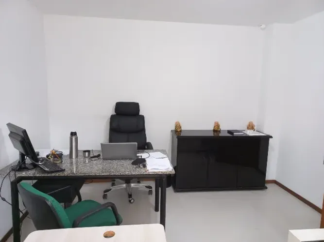 Mesa de pedra com aparador e balcão preto para escritório