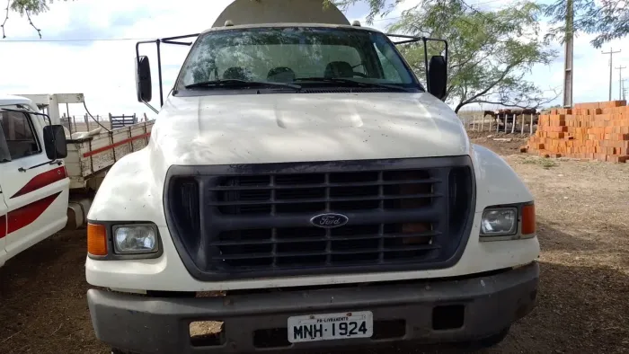 Vendo Caminhão Ford F12000 ano 2005 telefone zap 88- *