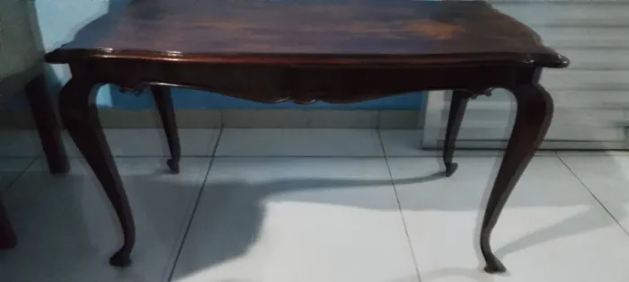 Mesa baixa de madeira