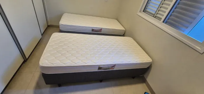 Vende-se 2 Camas box solteiro