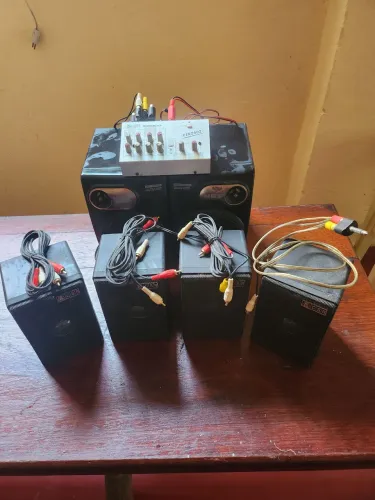 Caixas de som e mesa Mixer CRC 2402. Ótima para som ambiente