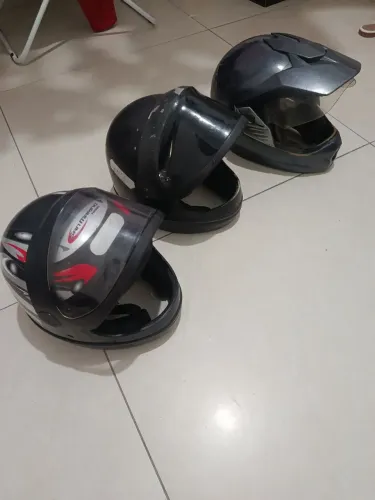 3 capacetes