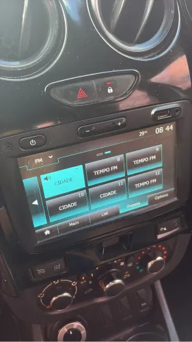 Multimídia Duster muito nova