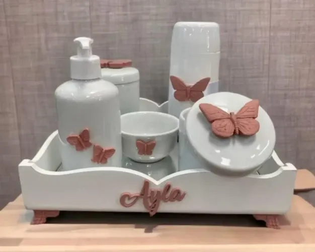 Um kit higiene porcelana menina