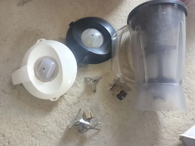copo de liquidificador tampas e algumas peças