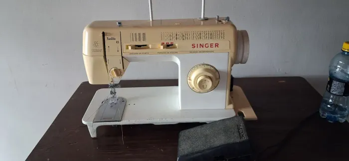 Vende se. Maquina de costura doméstica singer