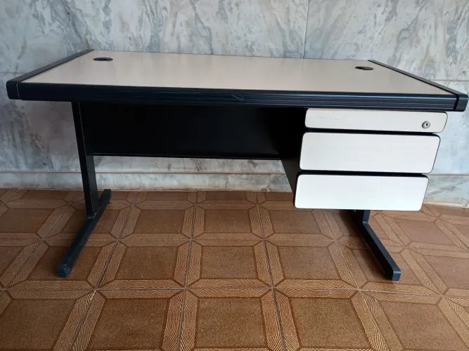 Mesa de Escritorio com Gavetas e carrinho auxiliar