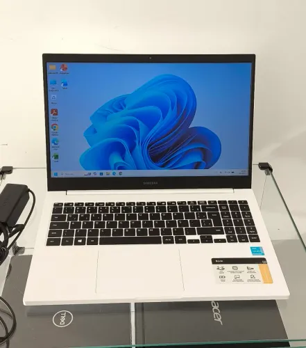 Notebook Samsung NP550XDA - Intel Celeron 6305 - RAM 8GB - SSD 480GB - Tela 15.6 Slim