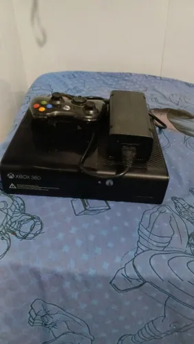 Vendo Xbox 360 com um controle , fonte boa e total de 51 jogos de vários tipos