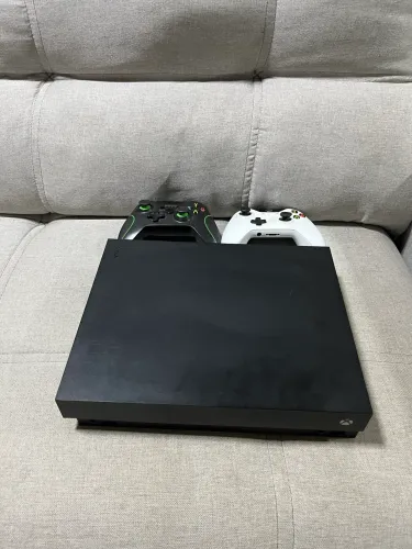Xbox One X 1TB Preto - 2 Controles (1 Original) - Bom Estado