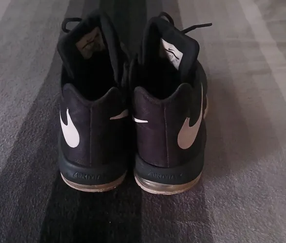 Tênis Nike Air Max influriate III low masculino na cor preto com detalhes branco!