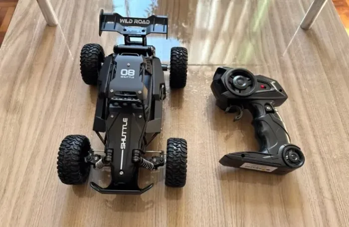 CARRINHO OFF ROAD CONTROLE REMOTO A BATERIA RECARREGÁVEL