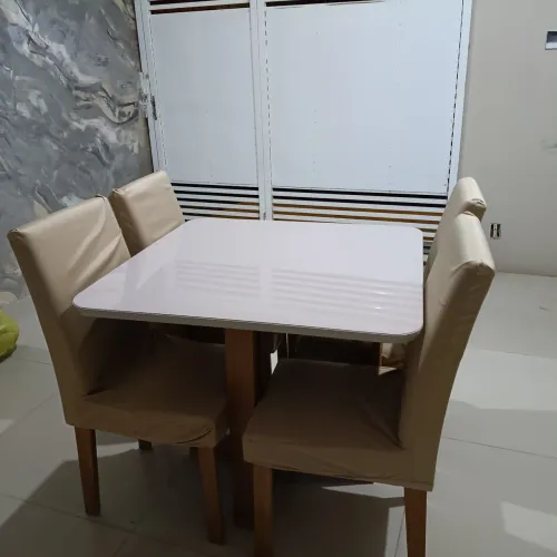 Vendo Mesa com 4 cadeiras