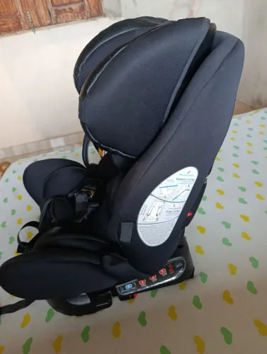 Vendo uma cadeira para criança 