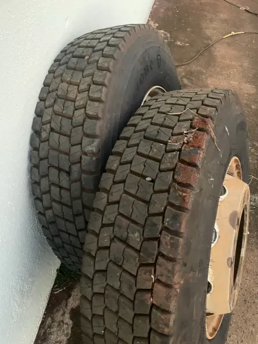 Pneu 275 borrachudo