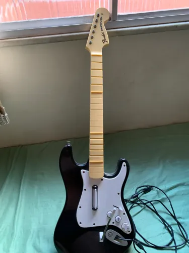 GUITARRA FENDER STRATOCASTER - PRETA