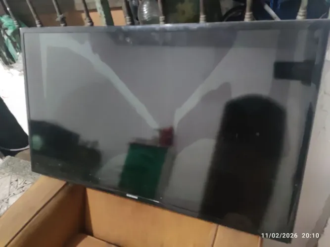 Vendo 4 televisão smart tv com defeito