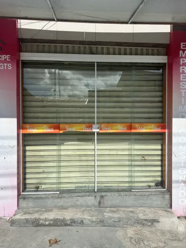 Vendo porta de blindex 2,40 larg 2,10 altura