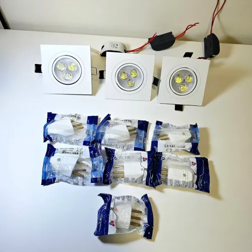 Kit 3 Spots LED Quadrados 3W Bivolt + 7 Pinos Macho 10A<br>
