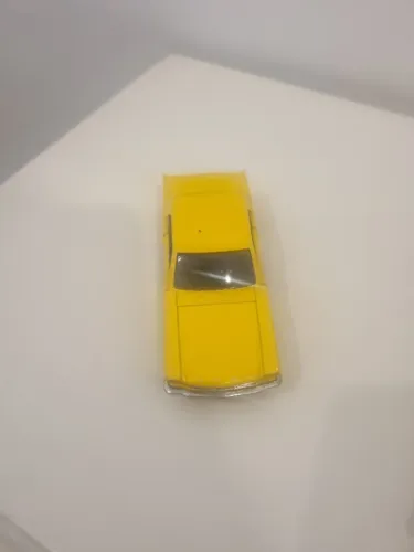 Carrinho de ferro mustang amarelo