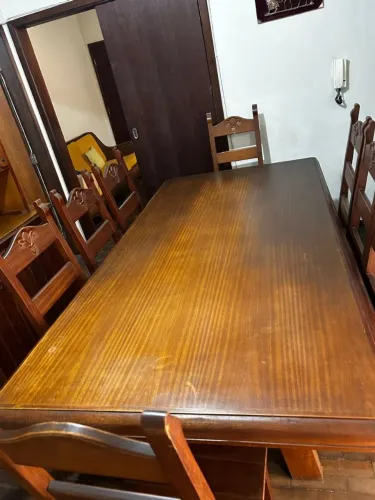 Mesa em Madeira Maciça - 8 lugares com cadeiras