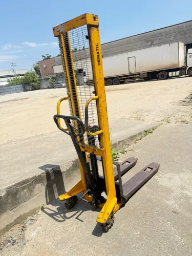 Vendo empilhadeira manual