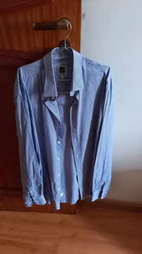 Uma camisa longa .Usada 1 vez
