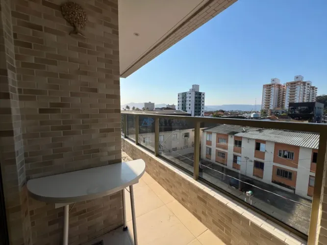Apartamento à Venda em Praia Grande com 2 quartos, 1 banheiro, 1 vaga e 67m²
