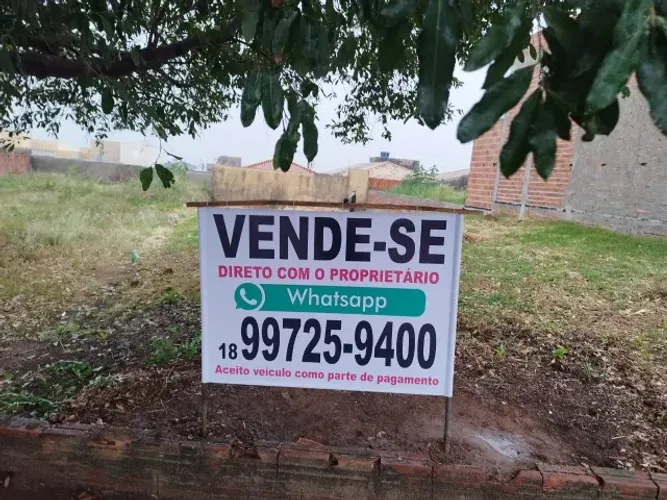 Vendo terreno no  Resid.  Pq.,  dos  Girassóis :