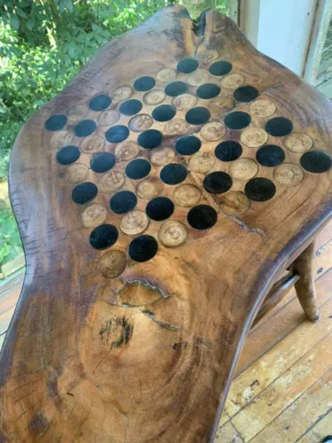 Tabuleiro de xadres em mesa tronco de madeira